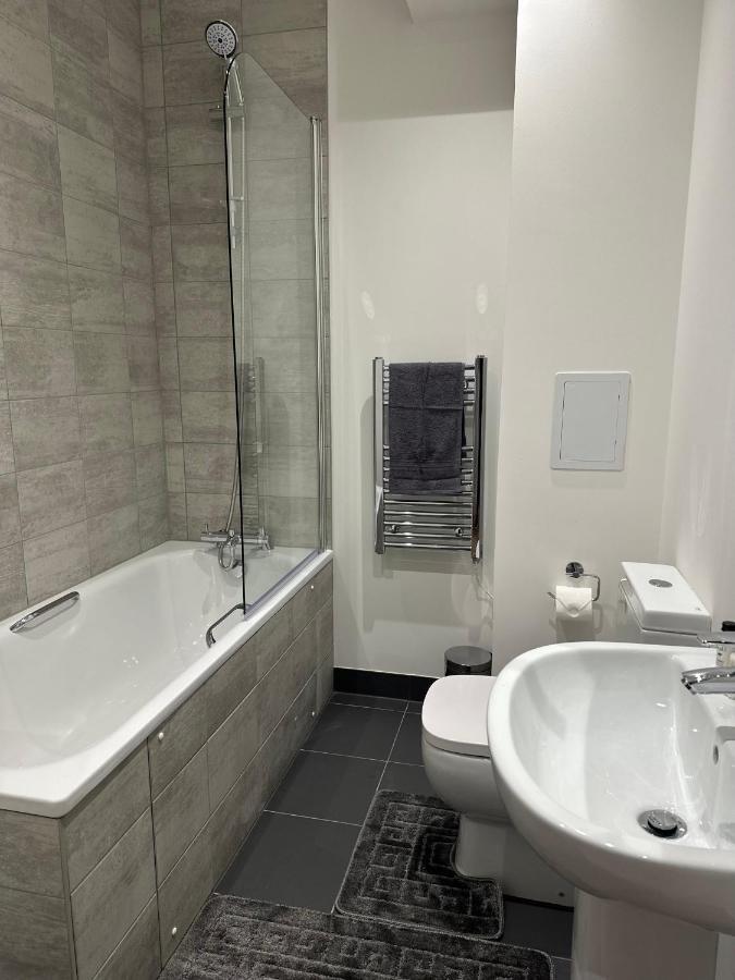 Sleek & Stylish Apartment By Dh Aparthotels Peterborough Extérieur photo